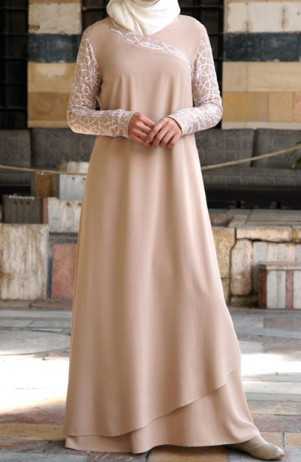 Gaun dengan desain layering yang unik